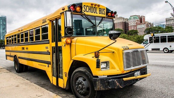 Gelber amerikanischer Schulbus am Straßenrand Chicago, Illinois