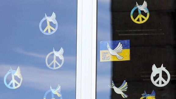 Friedenszeichen im Fenster einer Schule