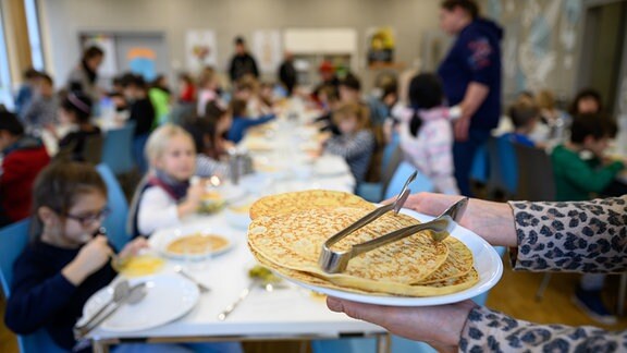 Schulessen in der Kantine einer Grundschule