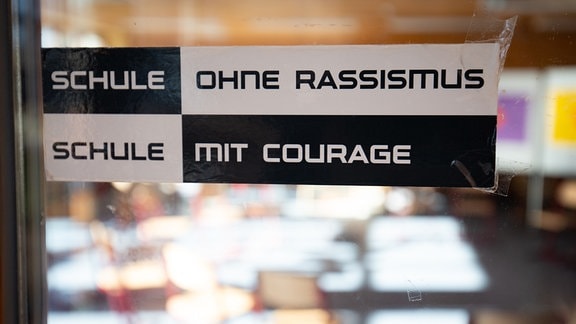 "Schule ohne Rassismus - Schule mit Courage" steht an der Scheibe eines Klassenzimmers.