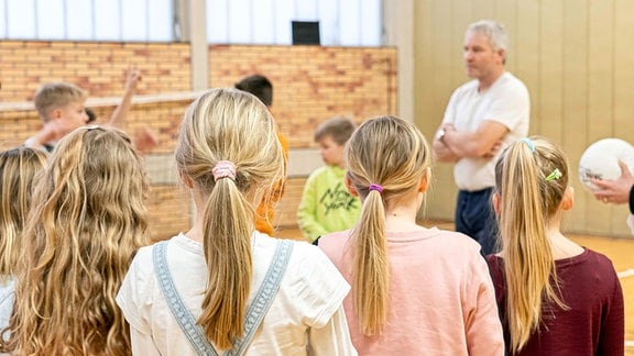 SchülerInnen im Sprtunterricht in der Turnhalle