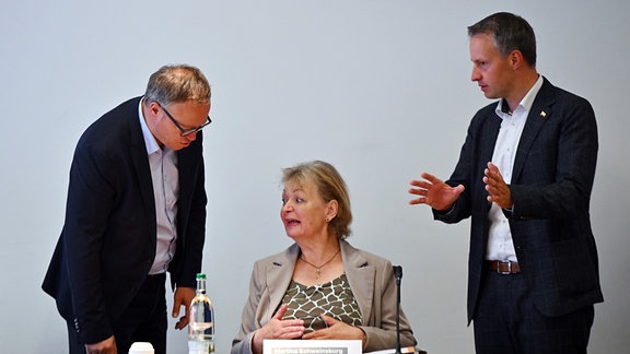 Mario Voigt (l, CDU), Vorsitzender der CDU von Thüringen, Andreas Bühl (r., CDU), Parlamentarischer Geschäftsführer, und Martina Schweinsburg (M), CDU-Abgeordnete, vor Beginn der Fraktionssitzung der CDU im Thüringer Landtag.