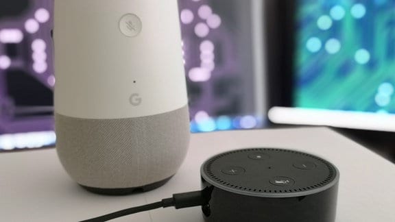 Ein Echo Dot von Amazon und ein Google Home