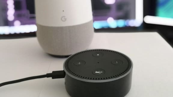 Ein Echo Dot von Amazon und ein Google Home