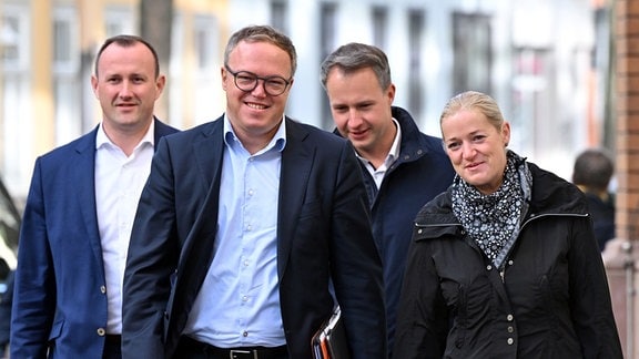 Christian Herrgott (l-r), Mario Voigt, Andreas Bühl und Beate Meißner (alle CDU) kommen zur den Sondierungsgesprächen zwischen CDU, BSW und SPD in der Erfurter Innenstadt. In Thüringen wurde am 1. September ein neuer Landtag gewählt.