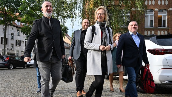 Steffen Schütz (l-r), Peter Metz, Katja Wolf und Stefan Wogawa (alle BSW) kommen zu den Sondierungsgesprächen zwischen CDU, BSW und SPD in der Erfurter Innenstadt.