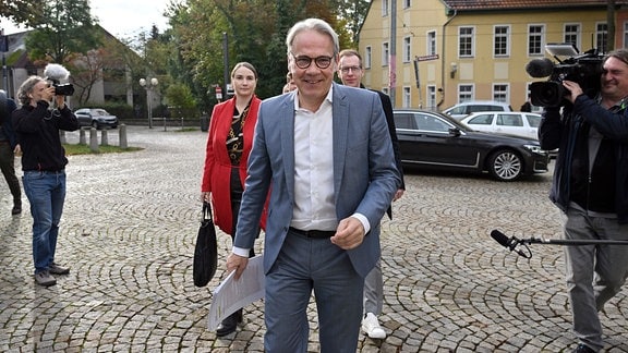 Markus Giebe (r-l), Georg Maier und Katharina Schenk (alle SPD) kommen zu den Sondierungsgesprächen zwischen CDU, BSW und SPD in der Erfurter Innenstadt.