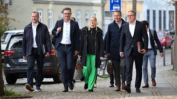 Christian Herrgott (l-r), Christian Tischner, Beate Meißner, Andreas Bühl und Mario Voigt (alle CDU) kommen zu den Sondierungsgesprächen zwischen CDU, BSW und SPD in der Erfurter Innenstadt.