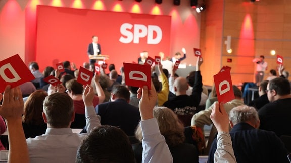 Delegierte stimmen mit ihrer Stimmkarte über einen Antrag ab auf der Landesdelegiertenkonferenz der SPD.