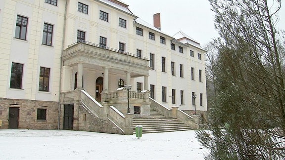 Außenansicht der Goetheschule in Ilmenau im Winter mit Schnee