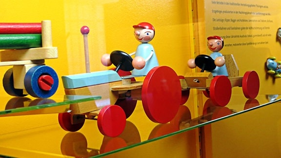 Holz-Spielzeugautos mit Fahrerfiguren aus den 1960er-Jahren