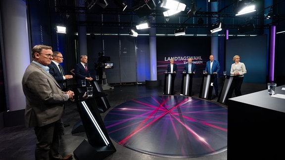 Die Spitzenkandidaten zur Landtagswahl in Thüringen nehmen an der MDR-Sendung "Fakt ist!" teil: Der Thüringer Ministerpräsident und Spitzenkandidat der Partei DIE LINKE, Bodo Ramelow (l-r), der Spitzenkandidat und Landesvorsitzender der CDU Thüringen, Mario Voigt, der Spitzenkandidat und Landesvorsitzender der AfD Thüringen, Björn Höcke, der Spitzenkandidat und Landesvorsitzender der SPD Thüringen, Georg Maier, der Spitzenkandidat von Bündnis 90/Die Grünen, Bernhard Stengele, der Spitzenkandidat und Landesvorsitzender der FDP Thüringen, Thomas Kemmerich, und die Spitzenkandidatin und Landesvorsitzende des BSW, Katja Wolf.