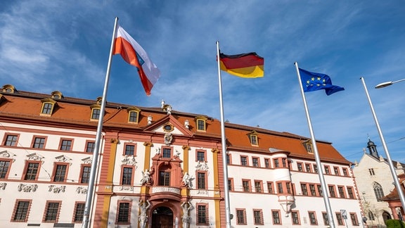 Flaggen vor der Thüringer Staatskanzlei