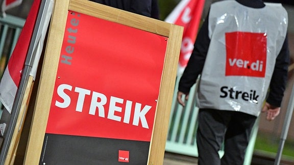 "Streik" steht 2020 auf einem Plakat vor dem Betriebshof der Erfurter Verkehrsbetriebe AG.