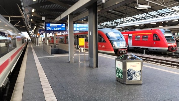 Bahn stellt Zugverkehr wegen Orkan Friederike ein - Züge stehen auf den Gleisen im Erfurter Hauptbahnhof