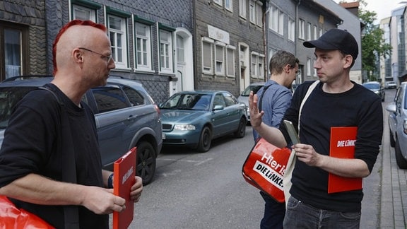 Mitglieder der Partei "Die Linke" im Wahlkampf auf einer Straße.