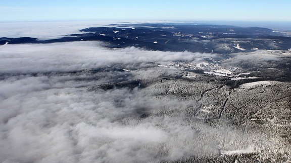 Blick auf die verschneiten Hänge rund um Gehlberg aus der Luft.