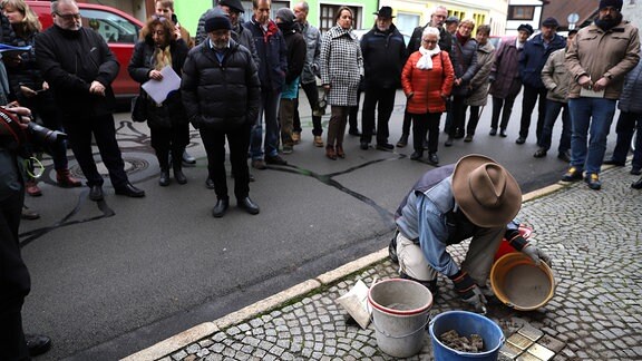 Aktionskünstler Gunter Demnig verlegt Stolpersteine zur Erinnerung an jüdische Opfer der Nationalsozialisten in Themar