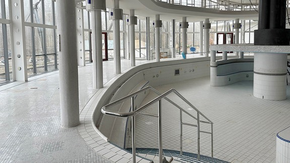Blick in ein leeres Schwimmbecken eines Hallenbades