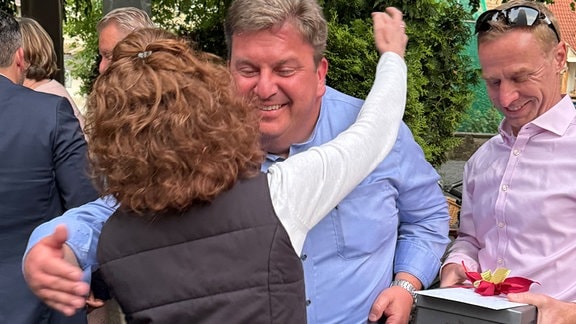 Sven Gregor (Freie Wähler) erhält Glückwünsche zur Wahl zum Landrat
