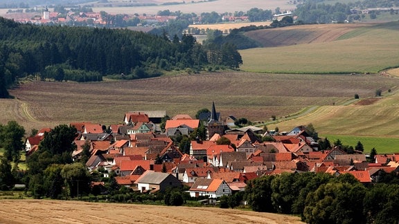 Blick auf das Heldburger Unterland mit dem in die Landschaft eingebetteten Dorf Gellershausen.