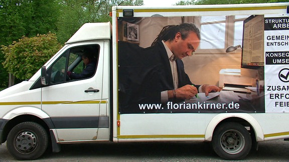 Ein Transporter mit Wahlkampfwerbung für Florian Kirner