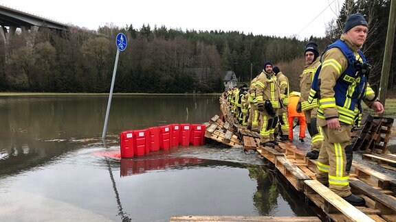 Helfer versuchen Hochwasserschäden zu minimieren. 