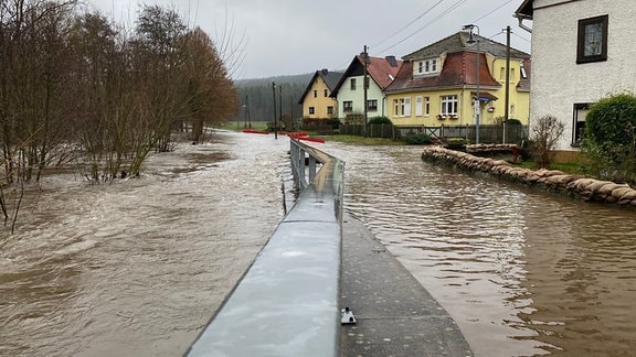 Während eines Hochwassers zu Weihnachten steht eine Straße in Rappelsdorf im Kreis Hildburghausen unter Wasser.