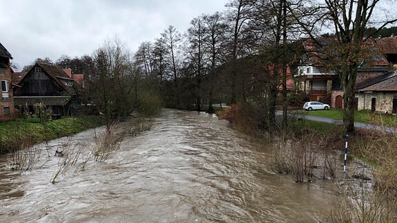 Hochwasser in einem Fluss in Rappelsdorf im Kreis Hildburghausen.