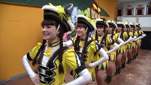 Die Funkenmariechen der Römhilder Karnevalsgesellschaft stehen hintereinander. Große Garde 