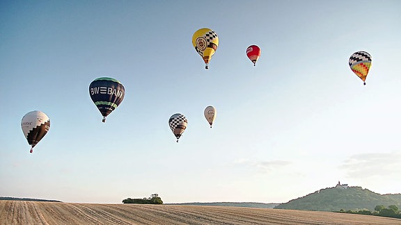 Mehrere Heißluftballons steigen in die Luft