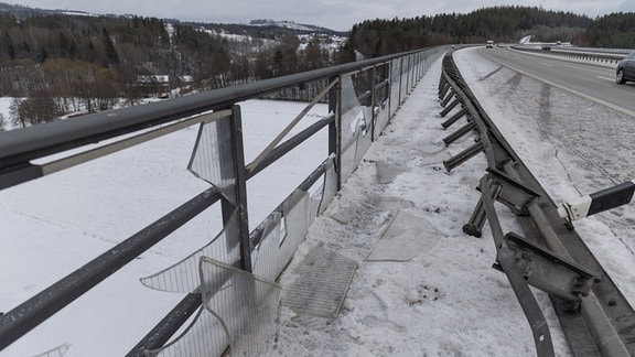 Zersplitterte Autobahnbrücken-Wand nach Unfall