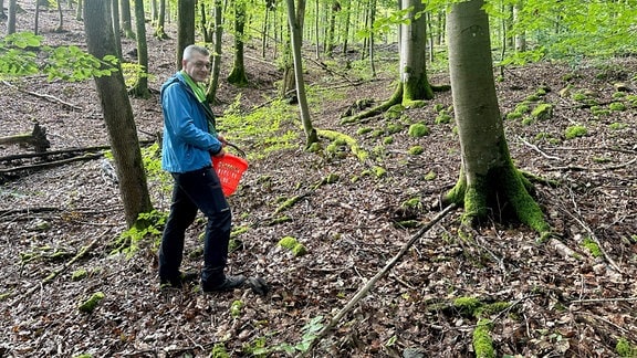 Pilz-Experte Mario Wolf im Wald auf Pilzsuche