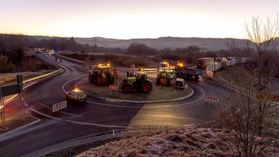Mehrere Traktoren blockieren am Donnerstag zwischen dem Abzweig nach Schleusingen und Schleusingen die Fahrbahnen. 