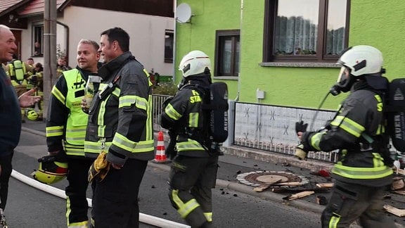 Feuerwehrleute bei einem Wohnhausbrand