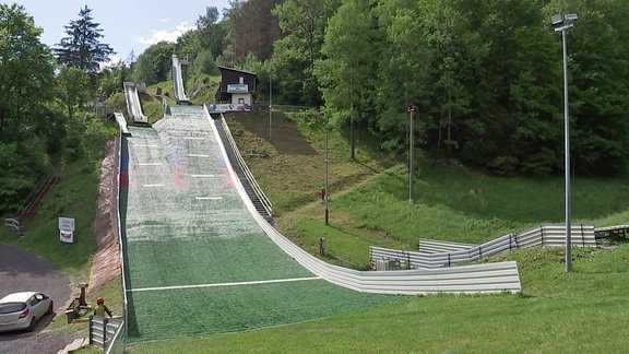 Skisprungschanze mit Kunststoffmatten als Auslauf