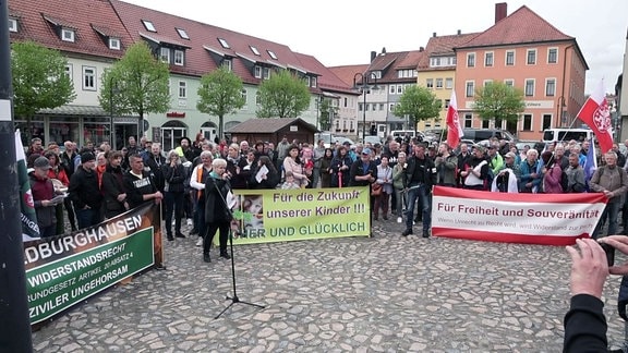 Menschen demonstrieren in Schleusingen gegen eine geplante Flüchtlingsunterkunft