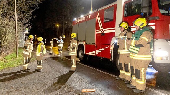 Bei Schleusingen im Landkreis Hildburghausen stürzte nach Regenfällen und Sturmböen ein Baum auf eine Stromleitung. Die Feuerwehr war im Einsatz.