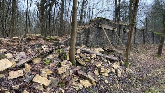 Verfallene Mauer am Schloss Bockstadt