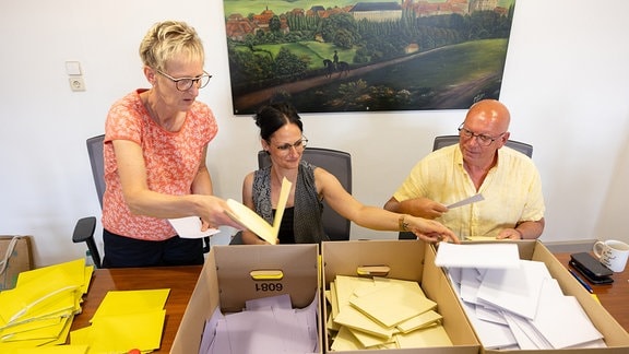 Wahlhelfer zählen im Rathaus Hildburghausen die Stimmzettel der Briefwahl bei den Kommunalwahlen aus