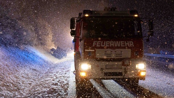 Nach starkem Schneefall gab es einen Unfall Auf A73 im Landkreis Hildburghausen. Die Feuerwehr ist im Einsatz.