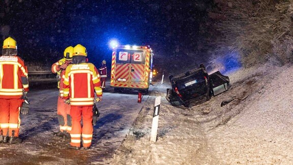 Ein Auto hat sich neben der Autobahn überschlagen. Nach starkem Schneefall gab es einen Unfall Auf A73 im Landkreis Hildburghausen.