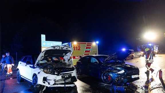 Zwei beschädigte Autos nach einem Zusammenstoß