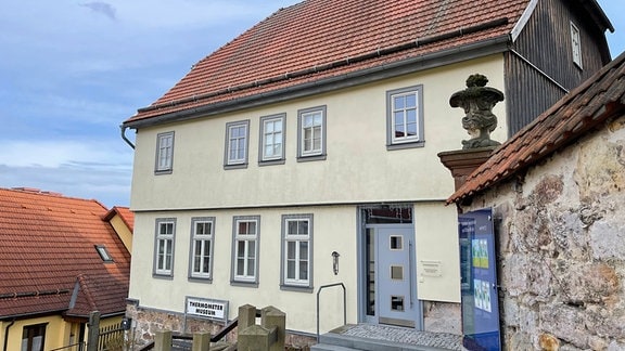 Thermometermuseum Geraberg, ein zweietagiges altes Haus mit Walmdach.