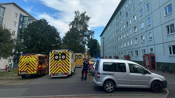 Rettungskräfte der Feuerwehr vor einem Wohnblock