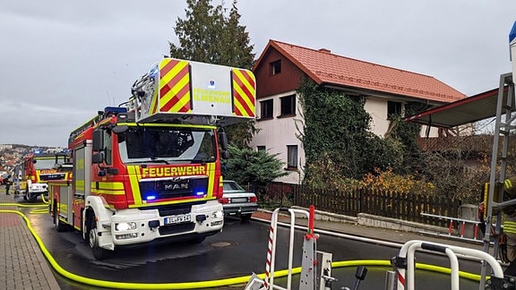 Leiterwagen der Feuerwehr vor einem Wohnhaus in Ilmenau