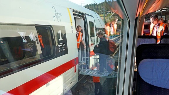Auf der Oelzetalbrücke steigen die Fahrgäste eines defekten ICE über den Steg in einen parallel gestellten ICE um. Auf der ICE-Strecke Erfurt-München war ein ICE am Morgen wegen eines Antriebsschadens liegengeblieben, wie die Deutsche Bahn mitteilte. Die rund 145 Fahrgäste mussten aus dem defekten Zug über Stege in einen anderen umsteigen.