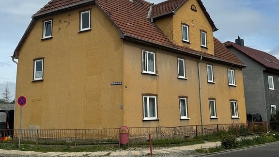 Ein gelbes Haus an einer Kreuzung