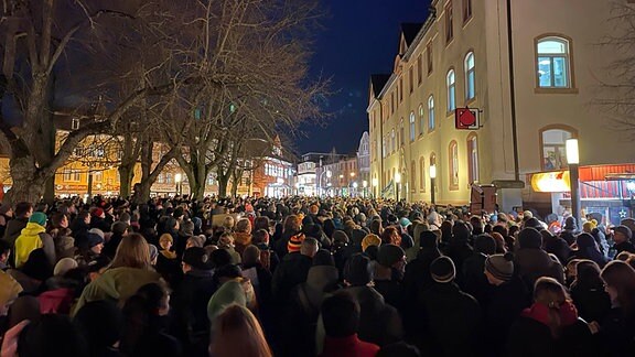 Menschenmasse bei Demonstration gegen rechts durch Ilmenau