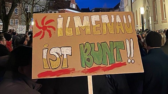 Schild bei Demo mit Aufschrift "Ilmenau ist bunt!!"